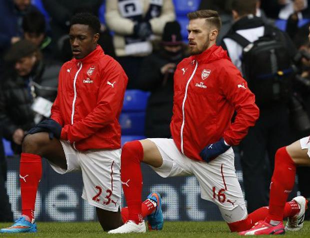 Ramsey (dir) ficou nove minutos em campo cotnra o Leicester (Foto: IAN KINGTON)