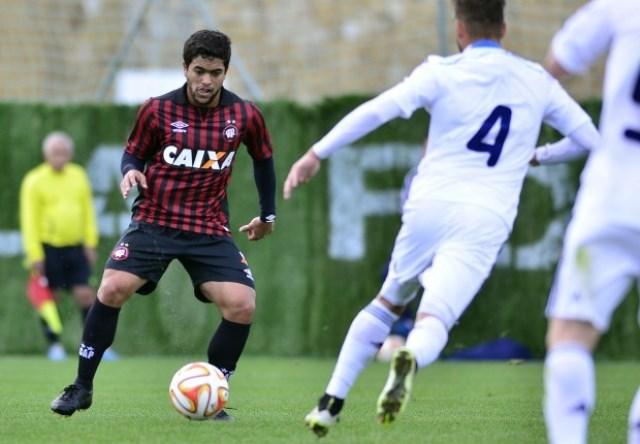 No empate por 1 a 1 com o Dínamo de Kiev, Claudinei Oliveira escalou a equipe com nove reservas