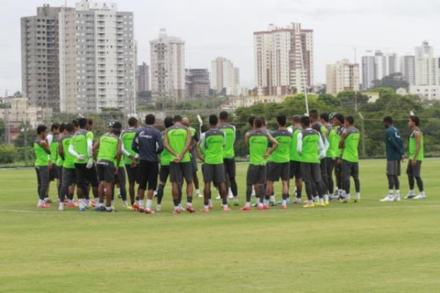 Em treinamento tático, Wagner Lopes já pensa em alterações no time titular para a próxima partida do Goiás
