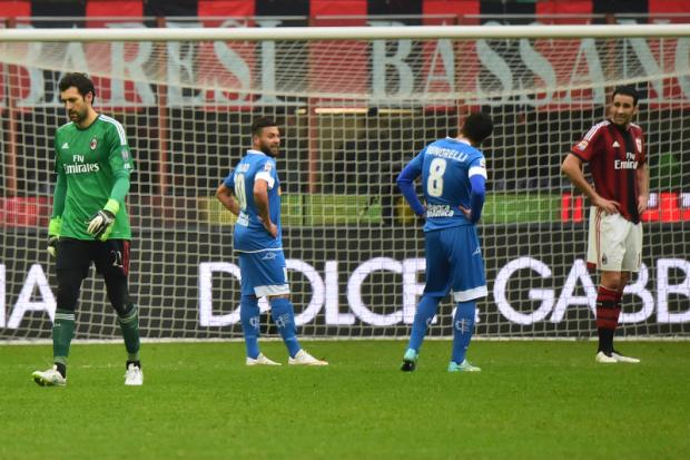 Expulso por fazer defesa fora da área, Diego López (à esq.) deixou o Milan com um a menos nos minutos finais (foto: Giuseppe Cacace)