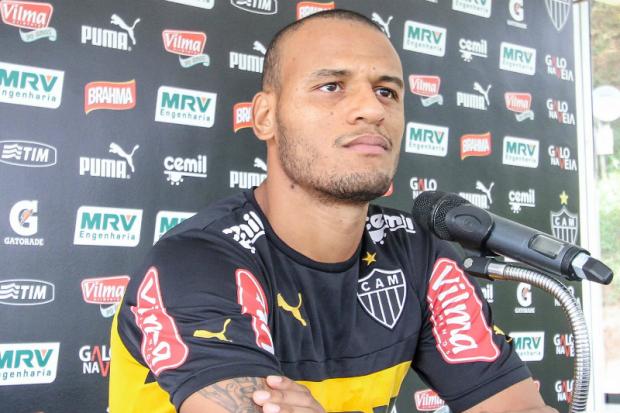 Patric espera aprender com titular do setor para confirmar-se como boa opção de Levir Culpi para Libertadores