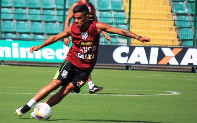 Rafael Bastos treinou com os titulares no segundo tempo da atividade, mas não deve jogar