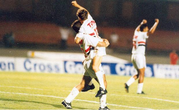Juninho Paulista fez três gols da única vitória são-paulina em Majestoso internacional, em 1994