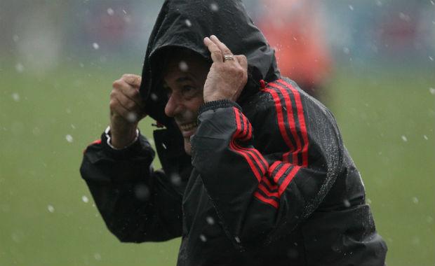 Luxemburgo escalou Nixon e Thallysson como titulares antes de sofrer com a chuva (Gilvan de Souza/Flamengo)