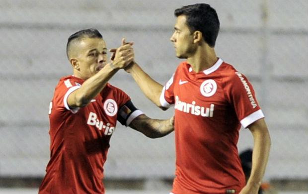 Argentino cumprimenta Nilmar, que foi expulso: capitão tenta minimizar mau resultado na Bolívia