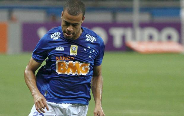 Aos 22 anos, lateral é exaltado pelo presidente do Cruzeiro e entra no radar de clubes europeus (foto: Gualter Naves/Light Press)