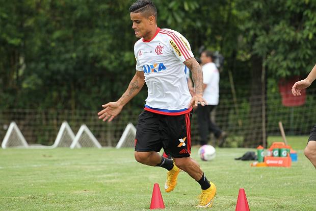 Éverton reclamou das chuvas que atrapalharam o treino do Flamengo