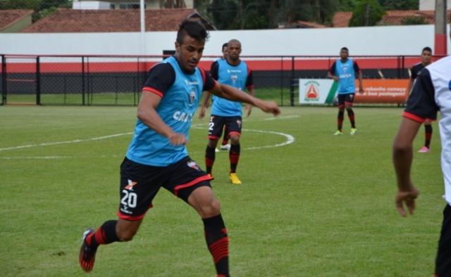 O zagueiro Mateus Alonso quer que o Atlético-GO jogue um futebol mais moderno (Foto: Fábio Marques)