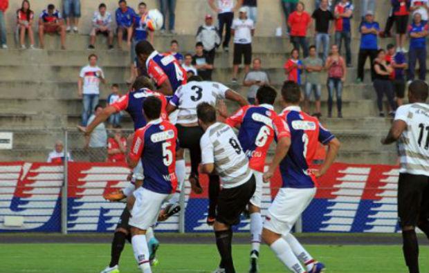Dos cinco gols sofridos pelo Tricolor no Estadual, cinco nasceram de bolas paradas