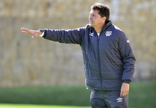 Técnico do Furacão exaltou a união e a evolução tática do grupo após amistosos na Espanha (Foto: Gustavo Oliveira)