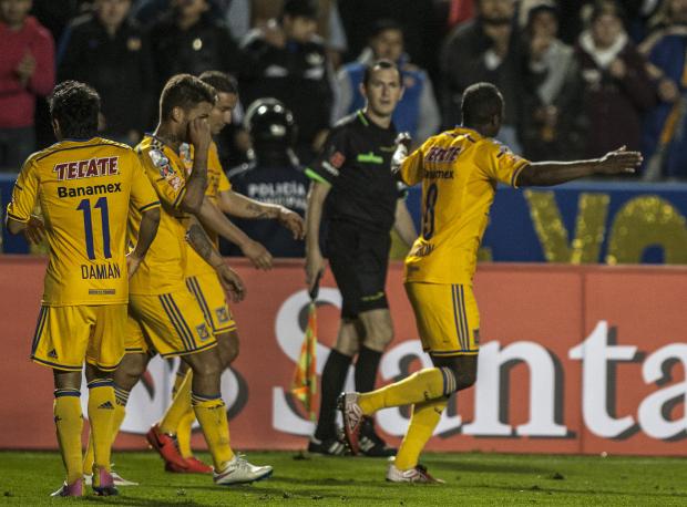 Guerrón fez dois gols, em partida com boa atuação de Rafael Sobis (Foto: Julio Cesar Aguilar Fuentes)
