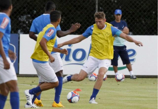 Fabiano, à direita, deverá ser o titular da lateral direita contra o Boa Esporte (Foto: Washington Alves/LightPress)