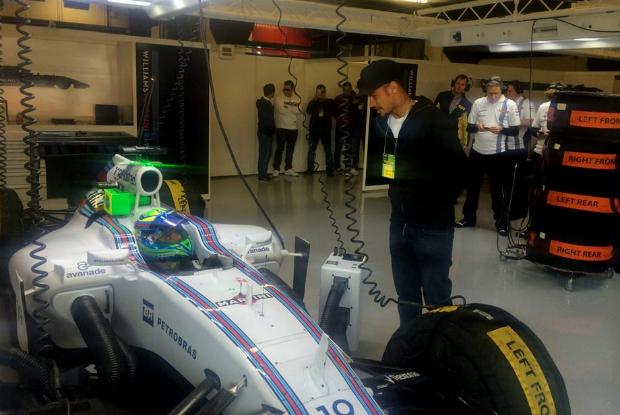 Neymar aparece no box da Williams para visitar Felipe Massa durante testes em Barcelona