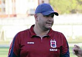 Luciano Gusso precisa lidar com dificuldades dentro e fora de campo