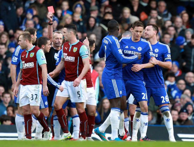 Expulso após reclamar falta, Matic prejudicou jogo do Chelsea e viu empate do Burnley do vestiário