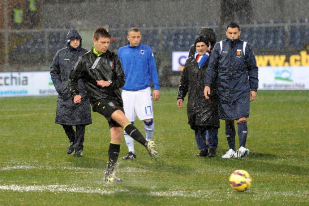 O árbitro Gianluca Rocchi testou o estado do gramado do Luigi Ferraris e preferiu adiar o encontro entre Genoa e Sampdoria