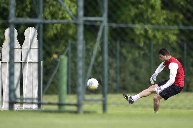 Reserva imediato de Ceni, Denis chega até a treinar cobranças de bola parada, fundamento que consagrou o camisa 1