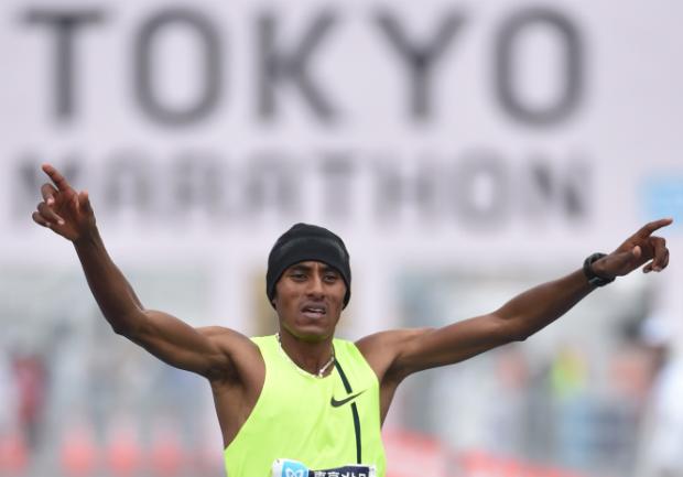 O etíope Endeshaw Negesse superou o astro Stephen Kiprotich para vencer a tradicional Maratona de Tóquio