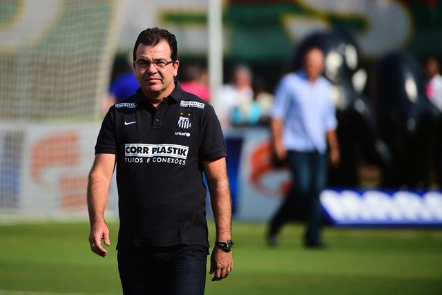 Enderson garante que os três jogadores terão chances iguais de brigar pela vaga deixada por Alison, lesionado