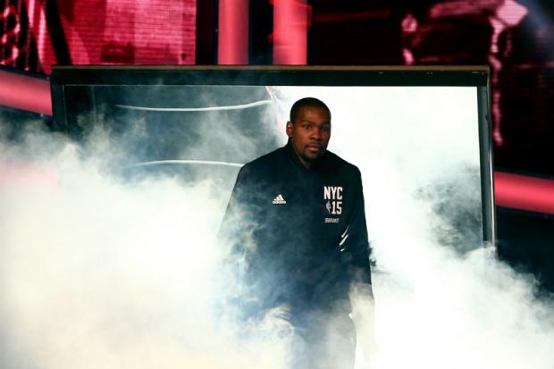 Kevin Durant foi operado em outubro e retornou à mesa de cirurgia na noite deste domingo