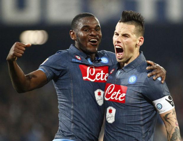 Capitão do Napoli, Hamsik (d) foi o responsável por marcar o segundo gol do Napoli