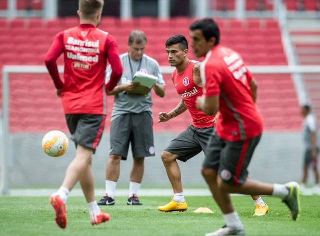 Depois perder na estreia, Aguirre fecha treino no Inter e mantém mistério quanto ao substituto de Nilmar