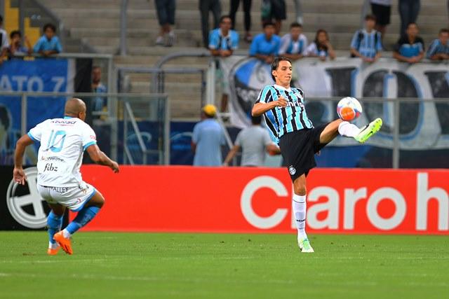 Após se recuperar de uma cirurgia no ombro, o zagueiro Geromel voltou a treinar com bola nesta quarta-feira