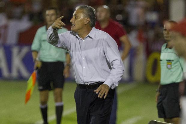 Tite comemorou a permanência de Jadson no clube do Parque São Jorge (foto: Daniel Augusto Jr.)