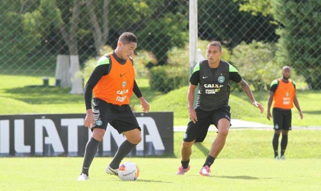 Hélder, à esquerda, teve sua documentação regularizada e já pode estrear pelo Coritiba na temporada