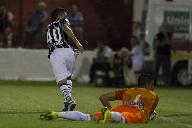 Petros substituiu o muito mais técnico Jadson e acabou fazendo seu gol (foto: Daniel Augusto Jr.)