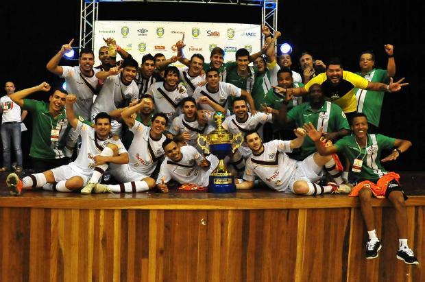 Os jogadores da Intelli comemoraram o título da Superliga de 2015, conquistado diante do Jaraguá, em Concórdia (SC)