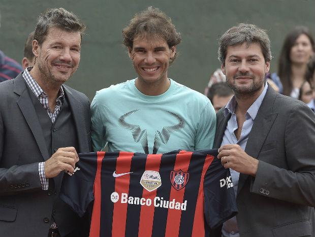 Nadal posou para foto com o Lammens (D) e Tinelli, presidente e vice-presidente do San Lorenzo (Foto: Juan Mabromata)