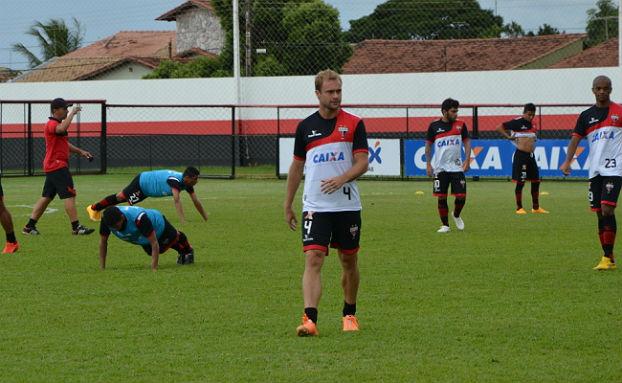 O zagueiro Rafael minimizou o favoritismo do adversário no jogo deste domingo (Foto: Fábio Marques)