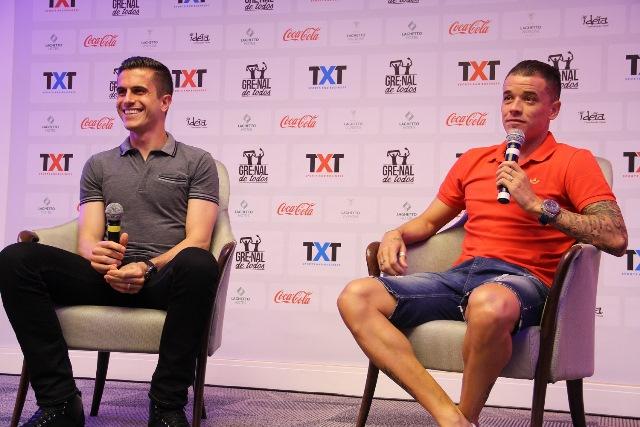 Marcelo Grohe e D’Alessandro estiveram em evento pela paz no Gre-Nal (Foto: Pedro Antoniutti/TXT Assessoria)