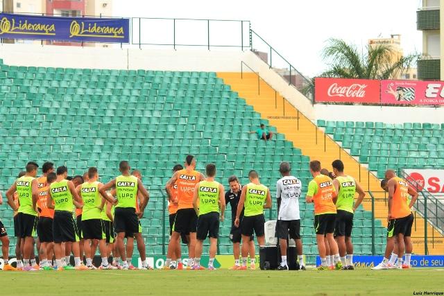 Por causa do grande número de desfalques, o técnico Argel Fucks terá que improvisar um jogador na lateral