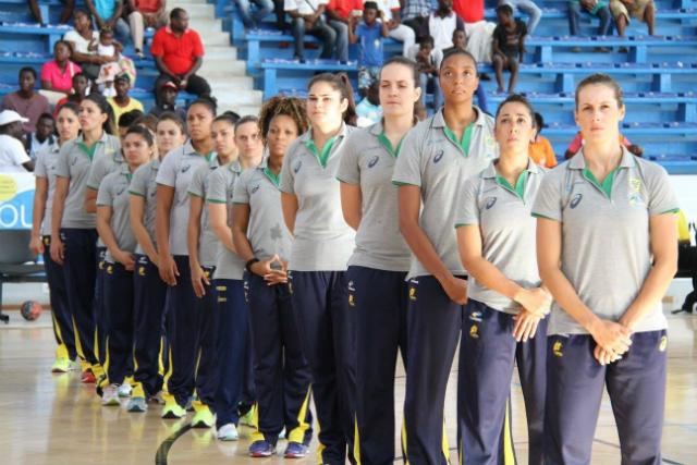Jogando com atletas que atuam no Brasil, a Seleção venceu Angola B por 30 a 25