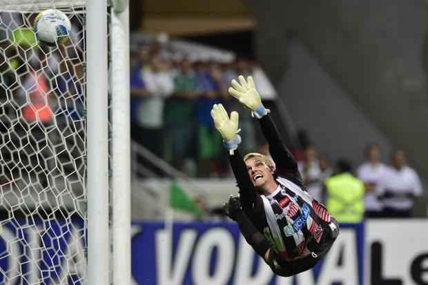 O goleiro Douglas se esticou, mas não conseguiu evitar gol em bela cobrança do palmeirense