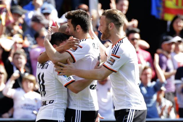 Com dois de Piatti (à esq.), Valencia soma três pontos essenciais para a manutenção de vaga nas competições europeias (Foto: Jose Jordan)