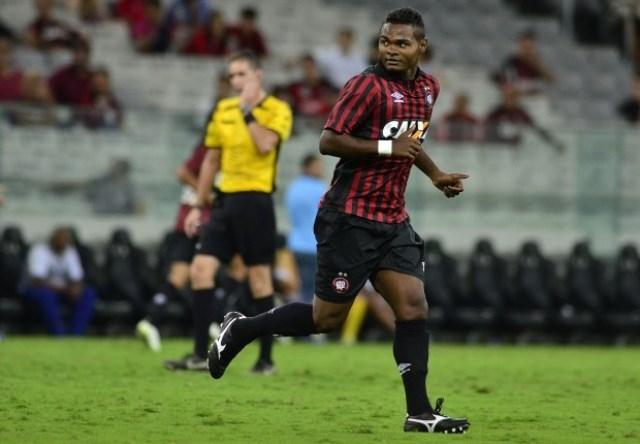 Quase quatro meses sem jogar, Nikão comemorou seu retorno aos gramados (Foto: Gustavo Oliveira)