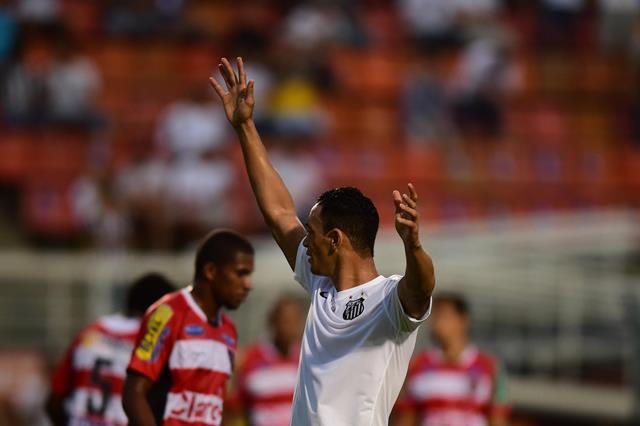 O centroavante Ricardo Oliveira teve participação providencial no gol contra feito pelo arqueiro Anderson
