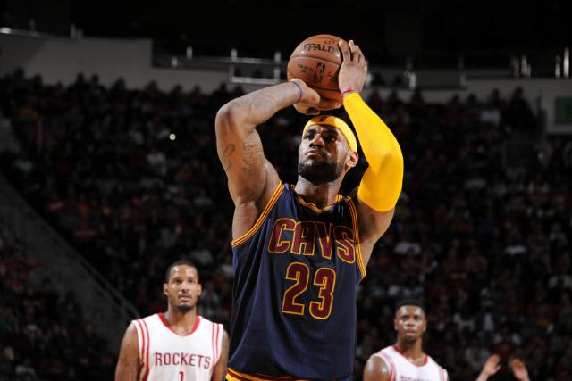 LeBron James errou dois lances livres no fim da prorrogação, oferecendo a vitória ao Houston Rockets (Foto: Bill Baptist)