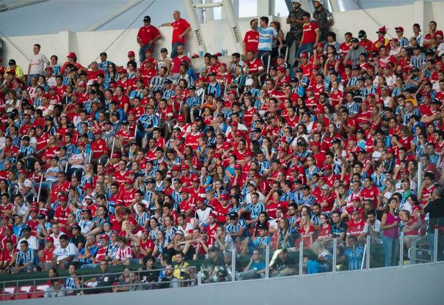 Setor misto do Beira-Rio foi preenchido por azul e vermelho; placar 0 a 0 colaborou para manter ordem