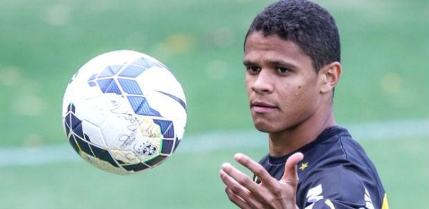 O lateral esquerdo Douglas Santos foi liberado pelo departamento médico após entorse no joelho