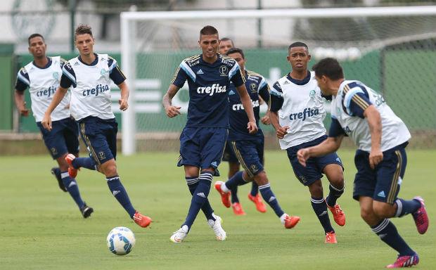 Na tarde desta segunda-feira, os reservas do Palmeiras realizaram atividades (Foto: Cesar Greco/ Ag Palmeiras))no gramado