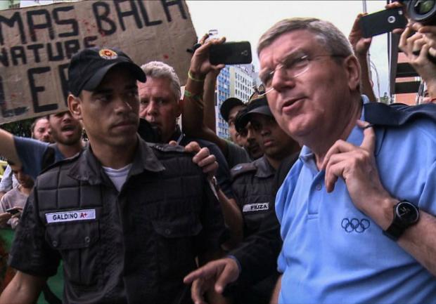 Thomas Bach, presidente do COI, enfrentou protesto popular durante sua passagem pelo Rio de Janeiro