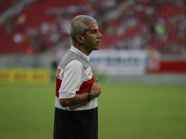 O técnico Ricardinho quer o foco do Santa Cruz voltado para o Salgueiro (Foto: Antônio Melcop)