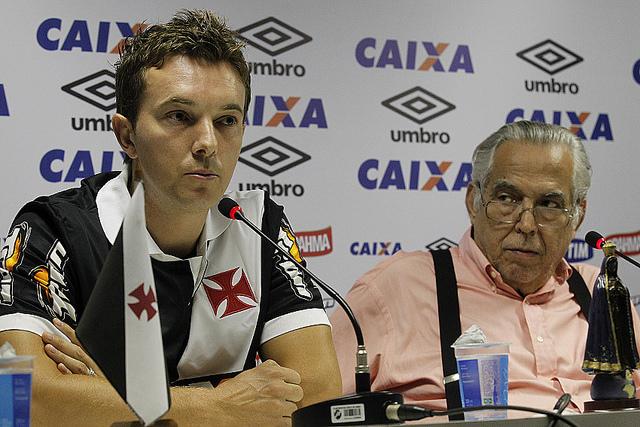 Ao lado do presidente Eurico Miranda, o atacante Dagoberto foi apresentado nesta quarta-feira no Vasco
