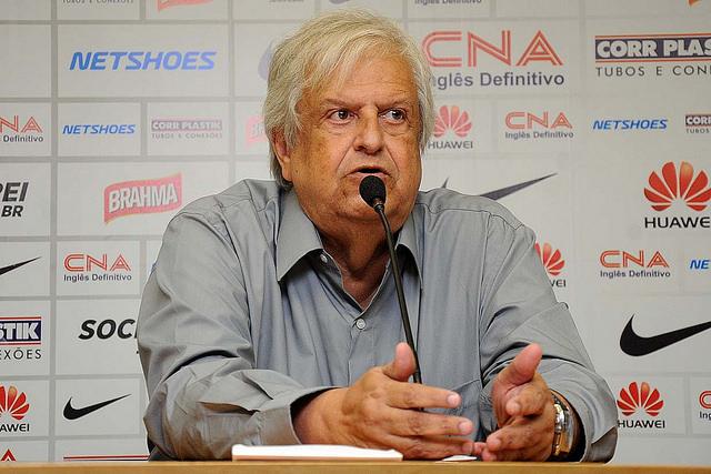 “Temos que procurar, não é fácil. Queremos um treinador que se engaje no Santos Futebol Clube