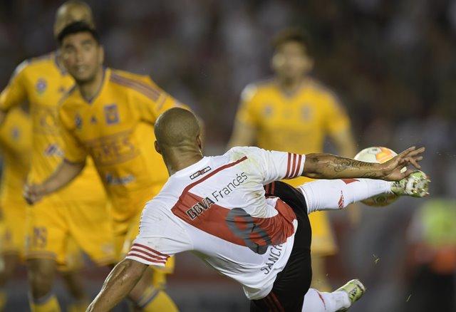 Com um belo voleio, Carlos Sánchez salvou o River da derrota em Buenos Aires (Foto: Juan Mabromata)