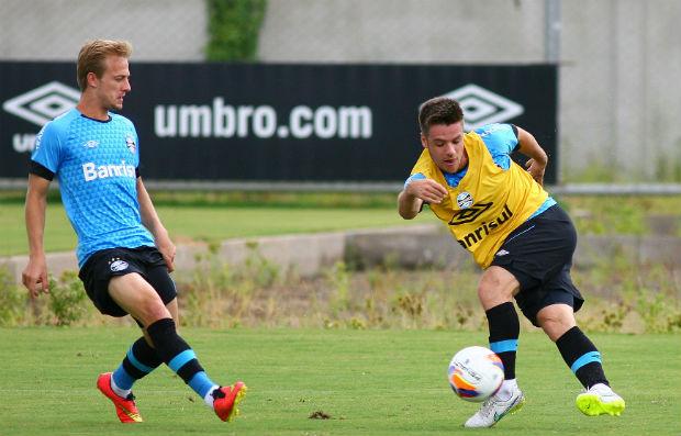 Ramiro (D) voltou aos treinamentos nesta sexta-feira, mas não joga no fim de semana